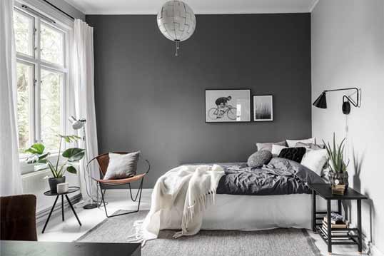Chambre aux murs gris, photo publiée sur le site officiel